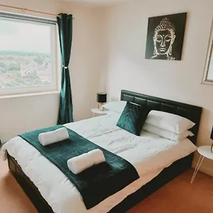 ⭑ Staywelcome- Stylish Near Heathrow, Skyline Views ⭑ Apartment